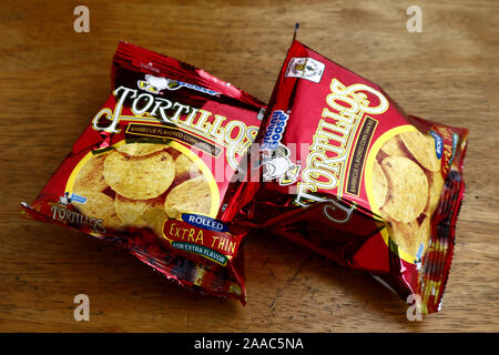 ANTIPOLO CITY, Philippinen - November 20, 2019: Beliebte Snacks Chips in Folie verpackt. Stockfoto