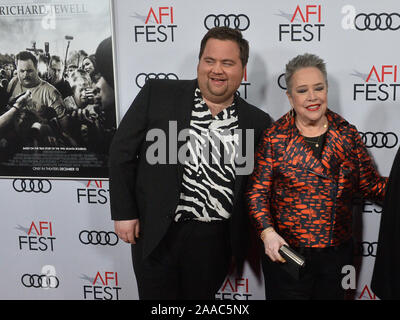 Los Angeles, USA. Nov, 2019 20. Darsteller Paul Walter Hauser (L) und Kathy Bates die Premiere seines neuen Motion Picture drama Richard Jewell' an der TCL Chinese Theatre in Hollywood Abschnitt von Los Angeles am Mittwoch, November 20, 2019. Storyline: Amerikanische Wachmann Richard Jewell (Paul Walter Hauser) speichert Tausende von Leben von einer explodierenden Bombe am 1996 Olympics, sondern durch Journalisten und die Presse, die fälschlicherweise melden, dass er ein Terrorist war diffamiert zu werden. Foto von Jim Ruymen/UPI. Quelle: UPI/Alamy leben Nachrichten Stockfoto