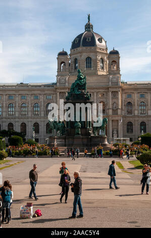 Österreich. Wien. Maria Theresien Platz mit der Statue von Maria Theresia zwischen dem Museum für Naturkunde und Museum der Kunst Stockfoto