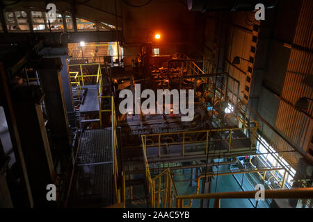 Belarus, die Stadt von Gomil am 2. Oktober 2019. Glashütte. Industrieofen zur Herstellung von Glas in der Werkstatt der Anlage. Stockfoto