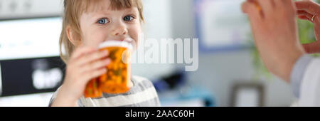 Cute Baby mit Arzt im Krankenhaus Stockfoto