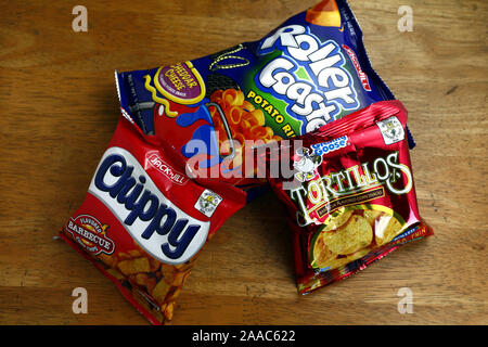 ANTIPOLO CITY, Philippinen - November 20, 2019: Beliebte Snacks Chips in Folie verpackt. Stockfoto