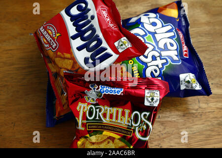 ANTIPOLO CITY, Philippinen - November 20, 2019: Beliebte Snacks Chips in Folie verpackt. Stockfoto
