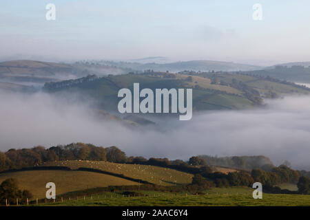 Niedrig liegenden Nebel im Clun Tal in der Nähe von Newcastle, Shropshire, England, Großbritannien Stockfoto