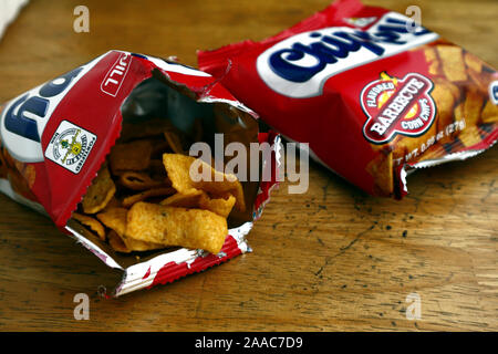 ANTIPOLO CITY, Philippinen - November 20, 2019: Beliebte Snacks Chips in Folie verpackt. Stockfoto