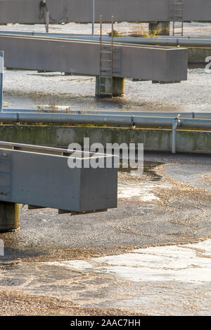 Schmutziges Wasser ist in einer Kläranlage gereinigt Stockfoto