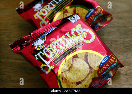 ANTIPOLO CITY, Philippinen - November 20, 2019: Beliebte Snacks Chips in Folie verpackt. Stockfoto