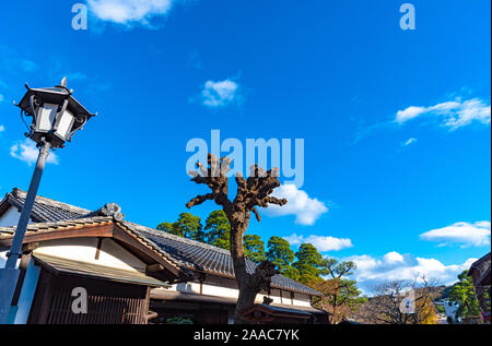 Anzeigen von Kurashiki Bikan Historischen Viertel. Stadtbild bekannt für typisch japanische weiße Wände der Wohnsitze und Willow bäume ufer des Stockfoto