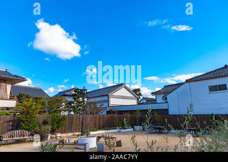 Anzeigen von Kurashiki Bikan Historischen Viertel. Stadtbild bekannt für typisch japanische weiße Wände der Wohnsitze und Willow bäume ufer des Stockfoto
