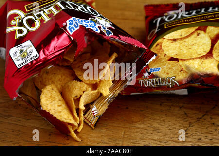 ANTIPOLO CITY, Philippinen - November 20, 2019: Beliebte Snacks Chips in Folie verpackt. Stockfoto