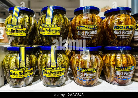 Gläser der kalabrischen Anchovis in öl, auf einem Regal ausgerichtet ist, angezeigt, für den Verkauf in einem Lebensmittelgeschäft. Close Up. Stockfoto