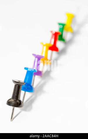 Reihe der farbigen Stift Nadeln auf weißem Hintergrund in der Schärfe gradient Stockfoto