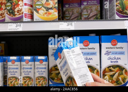 Burnaby, BC, Kanada - 09. Mai, 2019: Bewegung von Menschen kaufen Hühnerbrühe innen Preis smart Lebensmittel speichern Stockfoto