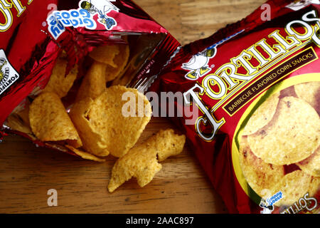 ANTIPOLO CITY, Philippinen - November 20, 2019: Beliebte Snacks Chips in Folie verpackt. Stockfoto