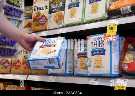 Burnaby, BC, Kanada - 09. Mai, 2019: Bewegung von Menschen kaufen Reis cookie innen Preis smart Lebensmittel speichern Stockfoto