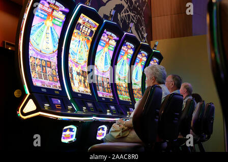 Coquitlam, BC, Kanada - 31. Mai 2019: Bewegung von Menschen spielen Slot Machine im Casino Stockfoto