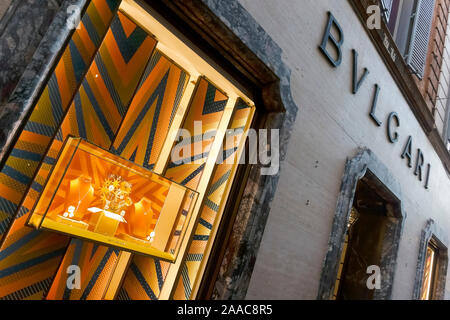 Bulgari-Schaufenster in Rom, Ladenfront. Modeboutique. Luxuriöse italienische Einkaufsmöglichkeiten. Italien, Europa, EU. Luxus Stockfoto