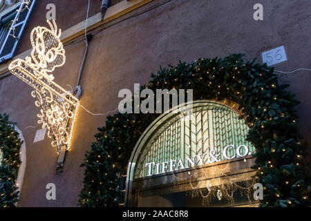 Tiffany & Co. Geschäft in der Via Condotti Street in Rom, vor der Haustür. Modeboutique. Luxuriöse Einkaufsmöglichkeiten. Rom Weihnachten. Italien, Europa, EU. Stockfoto