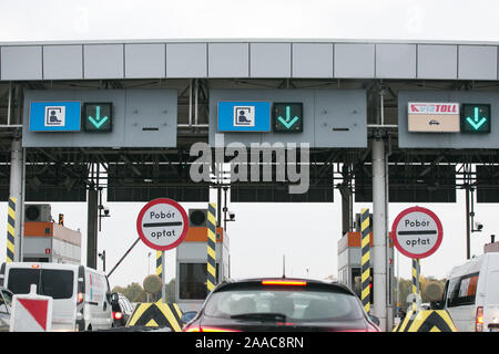 Sleza, Polen. 8. November, 2019. Toll Booth (PPO Karwiany) Auf der Autobahn A4 in Sleza. Autostrada A4 ist die längste Autobahn in Polen, die verbindet den Osten mit dem Westen des Landes. Die Straße ist teilweise mautpflichtigen und Fahrer haben die Möglichkeit der elektronischen Bezahlung über Maut. Credit: Karol Serewis/SOPA Images/ZUMA Draht/Alamy leben Nachrichten Stockfoto