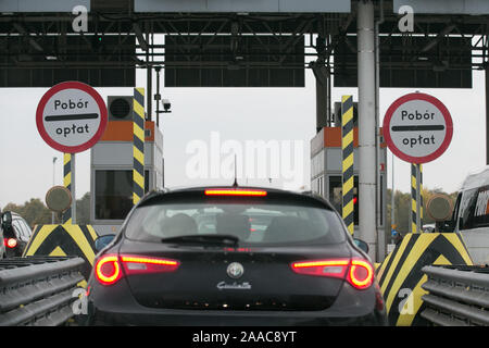 November 8, 2019, Sleza, Polen: ein Auto vor einer Mautstelle (PPO Karwiany) Auf der Autobahn A4 in Sleza.. Autobahn A 4 ist die längste Autobahn in Polen, die verbindet den Osten mit dem Westen des Landes. Die Straße ist teilweise mautpflichtigen und Fahrer haben die Möglichkeit der elektronischen Bezahlung über Maut. (Bild: © karol Serewis/SOPA Bilder über ZUMA Draht) Stockfoto