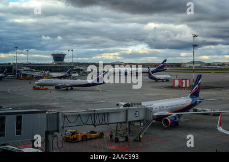 Moskau Sheremetyevo Flughafen, Russland - 21. Oktober 2017: Ansicht der Flugzeuge parken in der Nähe der Klemmen Stockfoto