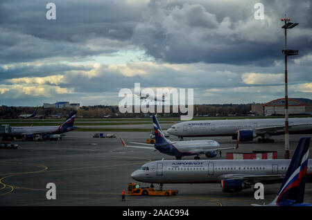 Moskau Sheremetyevo Flughafen, Russland - 21. Oktober 2017: Ansicht der Flugzeuge parken in der Nähe der Klemmen Stockfoto