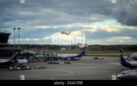 Moskau Sheremetyevo Flughafen, Russland - 21. Oktober 2017: Ansicht der Flugzeuge parken in der Nähe der Klemmen Stockfoto