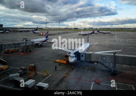 Moskau Sheremetyevo Flughafen, Russland - 21. Oktober 2017: Ansicht der Flugzeuge parken in der Nähe der Klemmen Stockfoto