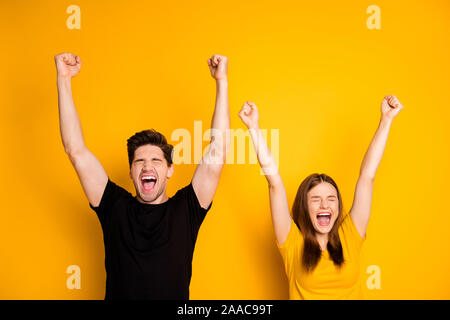 Foto von Angeregten ekstatischen Jubel paar Freund und Freundin mit die Hand schreien Schreien in schwarzen T-Shirt isoliert Stockfoto