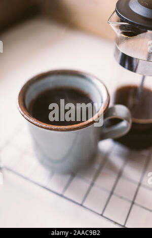 Kaffee in der französischen Presse. Guten Morgen. Stockfoto