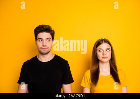 Foto von verdächtigen Denken grübeln Paar unsicher über einander misstrauisch Verdacht über lebendige glänzende Farbe Hintergrund isoliert Stockfoto