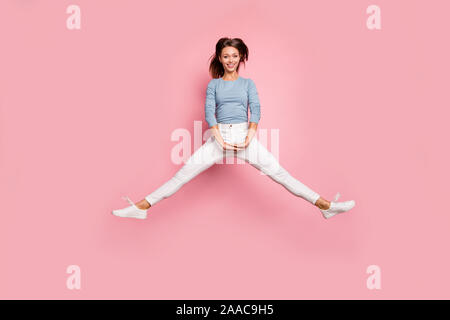 Volle Länge Körper Größe Foto von zufrieden zufrieden Freundin tun Splits beim Springen Lächeln toothily isoliert pastellfarbenen Hintergrund Stockfoto