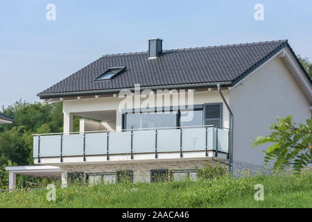 Schönes Wochenende Haus mit großem Balkon und Panoramafenster einen wunderschönen Blick auf die Landschaft Stockfoto