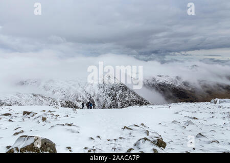 Der Blick nach Osten vom Gipfel des Scafell Pike in Richtung, der Nebel eingehüllte Berge von Hecht de Bield, Bowfell und gewellter Felsen, Lake District, Cumbr Stockfoto