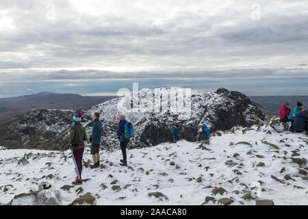 Scafell vom Gipfel des Scafell Pike im Winter, Lake District, Cumbria, Großbritannien Stockfoto