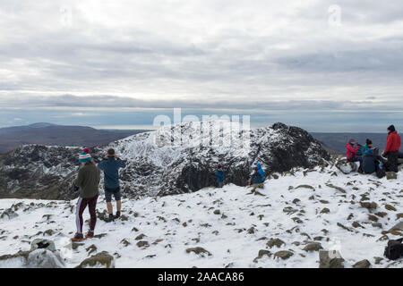 Scafell vom Gipfel des Scafell Pike im Winter, Lake District, Cumbria, Großbritannien Stockfoto