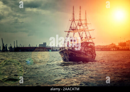 THESSALONIKI, Griechenland - 26. März: Kreuzfahrtschiff für Sightseeing auf die Promenade am Ufer der Ägäis, am 26. März 2017 in Thessaloniki, Griechenland Stockfoto