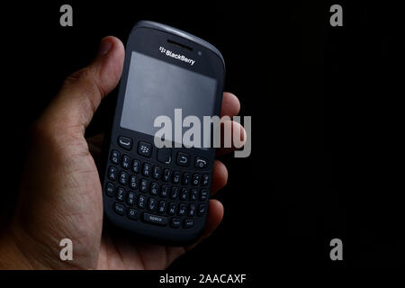ANTIPOLO CITY, Philippinen - November 20, 2019: alte und gebrauchte Handy mit QWERTZ-Tastatur. Stockfoto