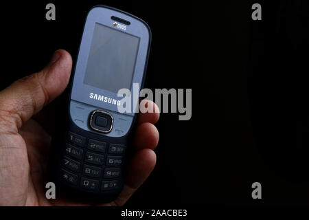 ANTIPOLO CITY, Philippinen - November 20, 2019: alte und gebrauchte Handy mit Tastatur. Stockfoto