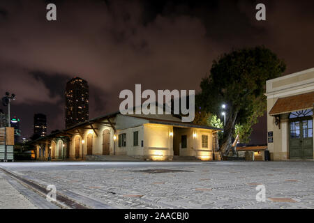 Tel Aviv, Israel. 13. Mai, 2018. Nächtliche Ansicht der alten Bahnhof von Tel Aviv, Jaffa station (alter Bahnhof). Es war der erste Bahnhof im Nahen Osten. Zwischen 2005 und 2009 wurde der Bahnhof renoviert und in ein kulturelles Zentrum umgewandelt. Im Hintergrund sind die Wolkenkratzer. Quelle: Stephan Schulz/dpa-Zentralbild/ZB/dpa/Alamy leben Nachrichten Stockfoto