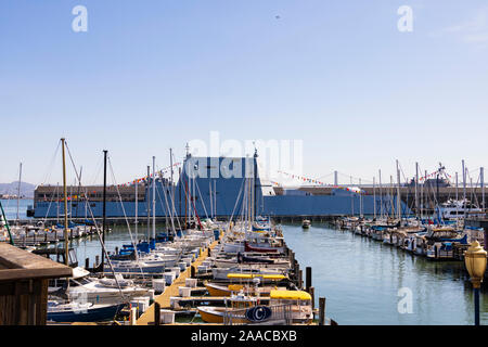 Stealth Lenkwaffen-zerstörer, USS Zumwalt, liegt am Pier 35, San Francisco Hafen für Flotte Woche 2019. Yachten vor Anker in der Marina. Kalifornien, Stockfoto