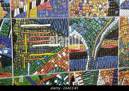 Bunte traditionelle Fliesen in verschiedenen Farben und Mustern. Stockfoto