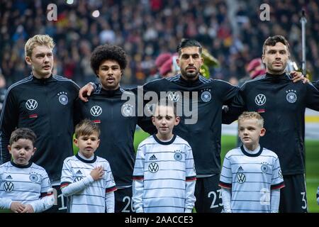 Die deutschen Spieler Singen der Nationalhymne mit, Singen, Links zu rightn. r. Julian BRANDT (GER), Serge GNABRY (GER), Emre (GER), Jonas HECTOR (GER), Line, Präsentation, Präsentation, halb Bild, halb Abbildung, Landschaft, Fussball Laenderspiel, EURO Qualifikation, Gruppe C, Deutschland (GER) - Nordirland (NIR) 6:1, am 19/11/2019 in Frankfurt/Deutschland. € | Nutzung weltweit Stockfoto