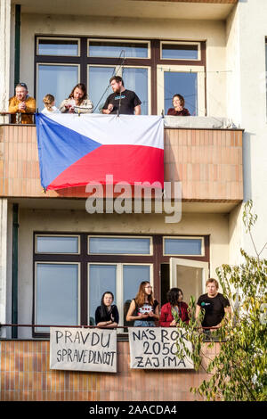 Menschen auf dem Balkon mit der tschechischen Fahne und Banner ansehen Demonstration gegen Babis, Letna Prag Tschechische Republik Stockfoto