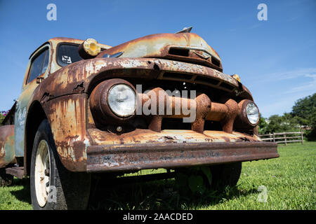 Alte Ford Truck, blauer Himmel, 10. August 2019, Leesport, Pennsylvania, USA Stockfoto