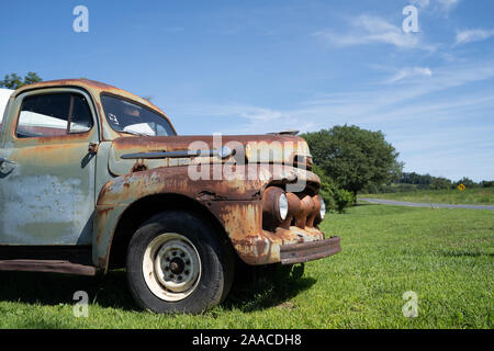 Leesport, Pennsylvania, USA August 10, 2019, alte Ford Truck, blauer Himmel, Sommer morgen Stockfoto