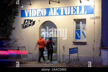 Parchim, Deutschland. 13 Nov, 2019. Am Abend Kunden an den Shop in Video Aktuell gehen. Einer der letzten Video Stores in Mecklenburg-Vorpommern Vorpommern seine Türen schließt nach 29 Jahren vor Weihnachten. 1991 eröffnet, die Vermietung Service für Filme, Musik oder Computerspiele angeboten 3000 VHS-Kassetten und 4.000 DVD oder Blue Ray-Titel auf seiner Hochzeit. Von 9000 Deutschlands Videotheken, es gibt weniger als 400 Heute, nach der Vereinigung für Video und Media Einzelhändler. Credit: Jens Büttner/dpa-Zentralbild/ZB/dpa/Alamy leben Nachrichten Stockfoto