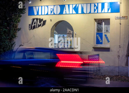Parchim, Deutschland. 13 Nov, 2019. Autos fahren vorbei an der Video-Aktuell-store am Abend. Einer der letzten Video Stores in Mecklenburg-Vorpommern Vorpommern seine Türen schließt nach 29 Jahren vor Weihnachten. 1991 eröffnet, die Vermietung Service für Filme, Musik oder Computerspiele angeboten 3000 VHS-Kassetten und 4.000 DVD oder Blue Ray-Titel auf seiner Hochzeit. Von 9000 Deutschlands Videotheken, es gibt weniger als 400 Heute, nach der Vereinigung für Video und Media Einzelhändler. Credit: Jens Büttner/dpa-Zentralbild/ZB/dpa/Alamy leben Nachrichten Stockfoto