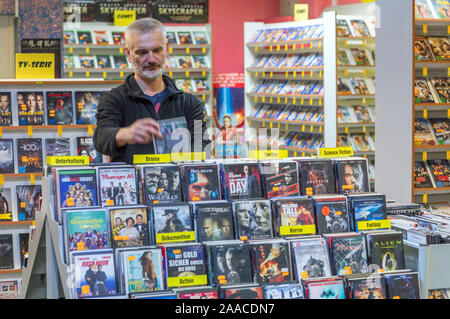 Parchim, Deutschland. 13 Nov, 2019. Video und Film Experte Maik Micheel Art Filme in einem der Regale der Shop von Video Aktuell. Einer der letzten Video Stores in Mecklenburg-Vorpommern Vorpommern seine Türen schließt nach 29 Jahren vor Weihnachten. 1991 eröffnet, die Vermietung Service für Filme, Musik oder Computerspiele angeboten 3000 VHS-Kassetten und 4.000 DVD oder Blue Ray-Titel auf seiner Hochzeit. Von 9000 Deutschlands Videotheken, es gibt weniger als 400 Heute, nach der Vereinigung für Video und Media Einzelhändler. Credit: Jens Büttner/dpa-Zentralbild/ZB/dpa/Alamy leben Nachrichten Stockfoto