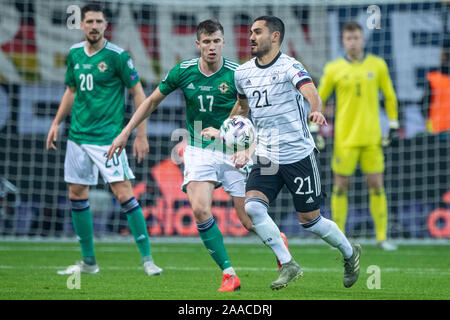 Frankfurt, Deutschland. Nov, 2019 20. Paddy MCNAIR (links, NIR) versus Ilkay GUENDOGAN (Gvºndogan, GER), Aktion, Duellen, Fussball Laenderspiel, EM-Qualifikation, Gruppe C, Deutschland (GER) - Nordirland (NIR) 6:1, 19/11/2019 in Frankfurt/Deutschland. € | Nutzung der weltweiten Kredit: dpa/Alamy leben Nachrichten Stockfoto